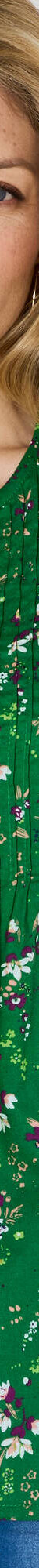 Tuniek met knopen, plooitjes en bloemenprint (groen) Tuniek met knopen, plooitjes en bloemenprint (groen)